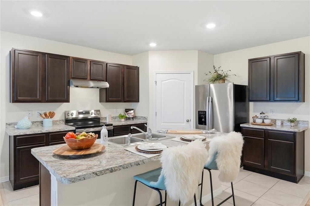 Activo con contrato: $364,500 (5 camas, 3 baños, 2616 Pies cuadrados)
