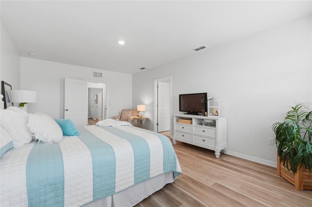 Activo con contrato: $364,500 (5 camas, 3 baños, 2616 Pies cuadrados)