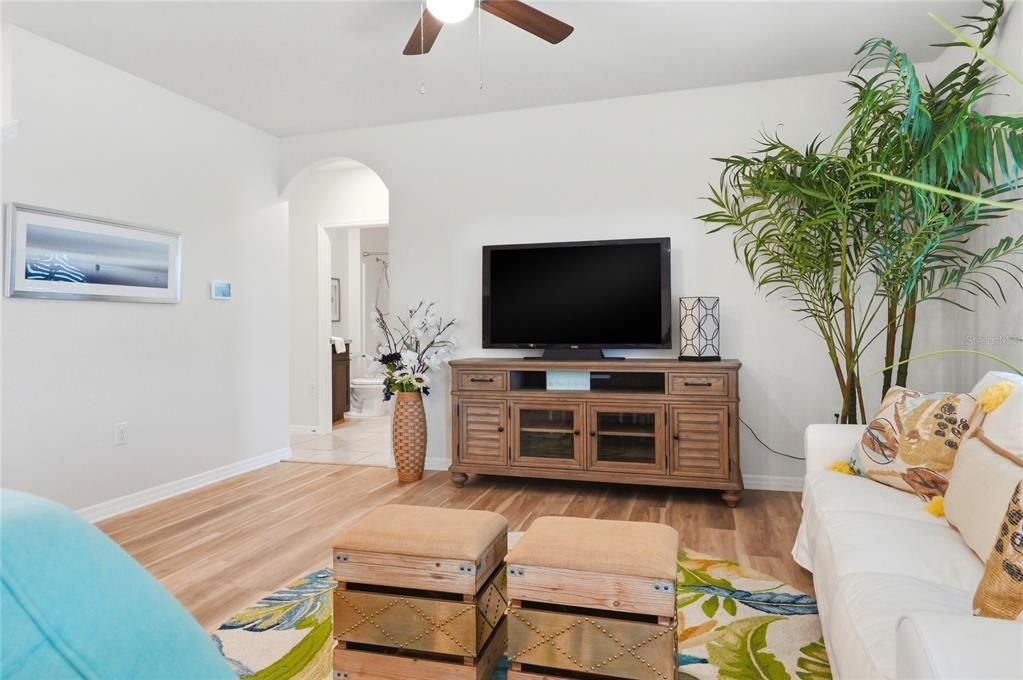 Activo con contrato: $364,500 (5 camas, 3 baños, 2616 Pies cuadrados)