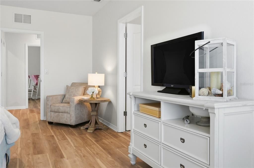 Activo con contrato: $364,500 (5 camas, 3 baños, 2616 Pies cuadrados)