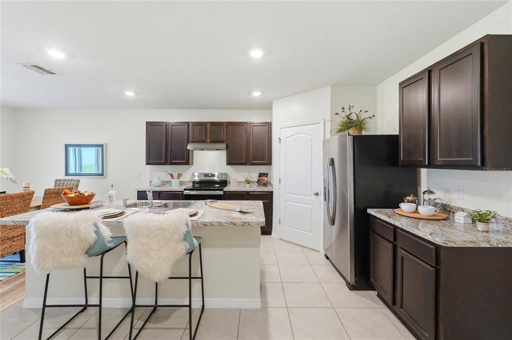 Activo con contrato: $364,500 (5 camas, 3 baños, 2616 Pies cuadrados)