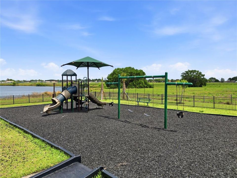 Activo con contrato: $364,500 (5 camas, 3 baños, 2616 Pies cuadrados)