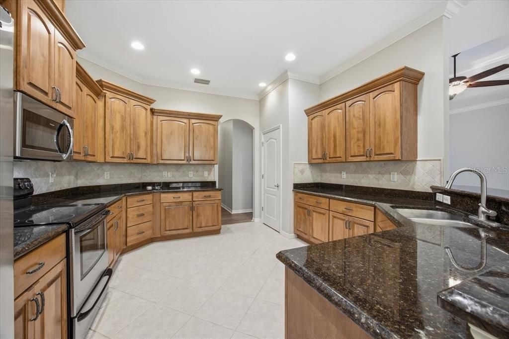 En Venta: $669,900 (4 camas, 3 baños, 2552 Pies cuadrados)