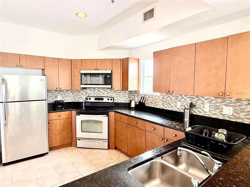 Active With Contract: $2,450 (2 beds, 2 baths, 1636 Square Feet)