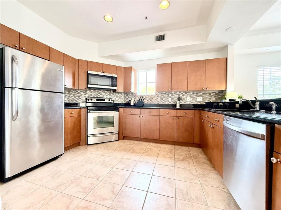 Active With Contract: $2,450 (2 beds, 2 baths, 1636 Square Feet)