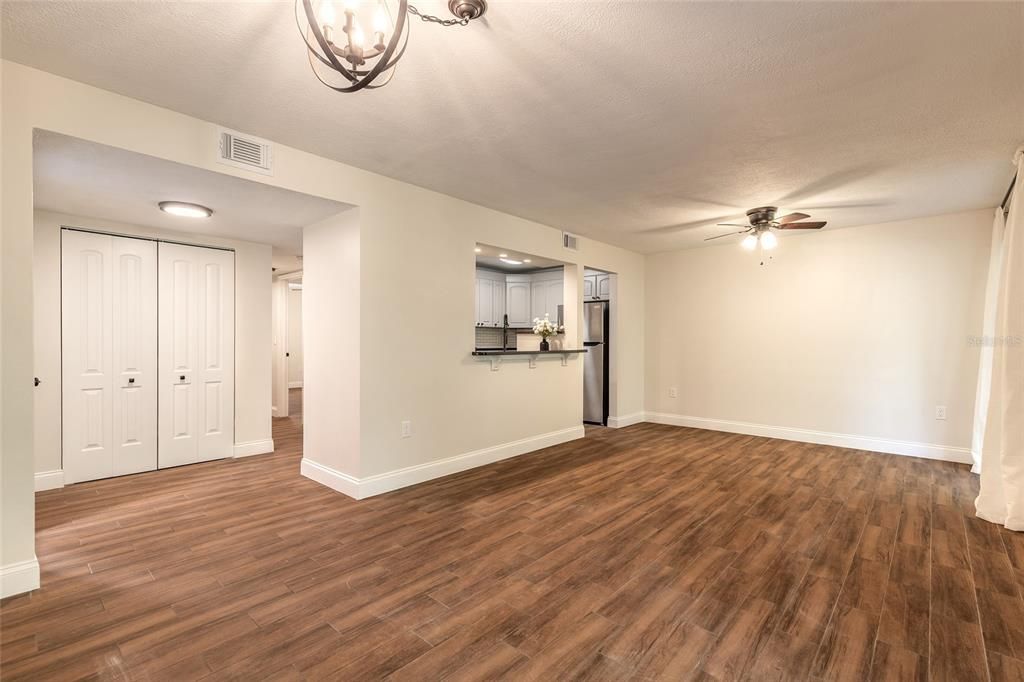 For Sale: $175,000 (2 beds, 2 baths, 897 Square Feet)