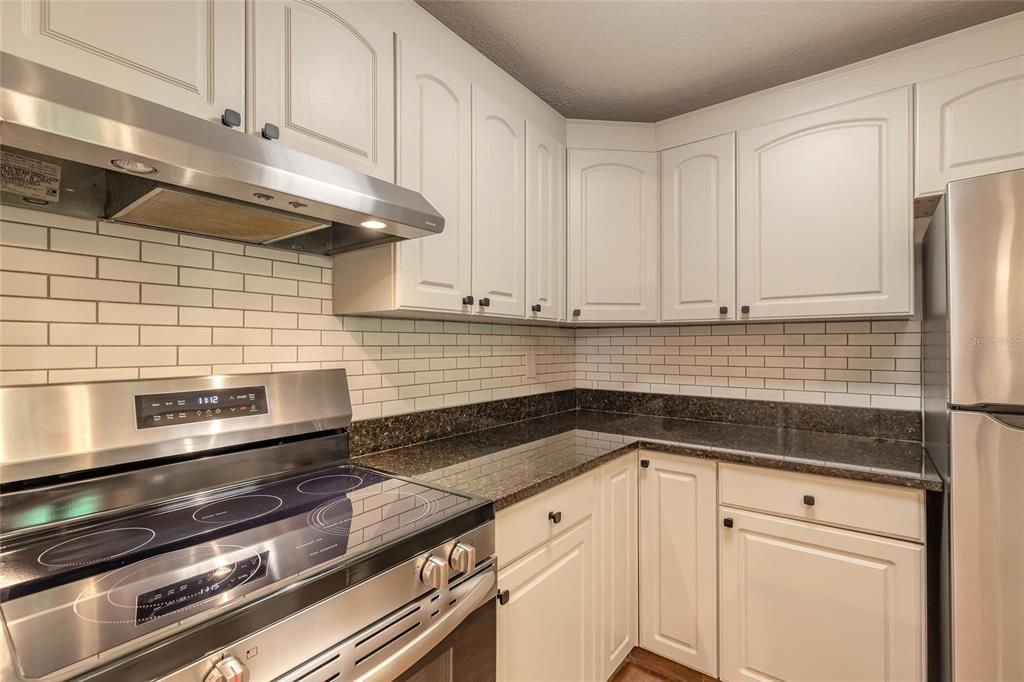 For Sale: $175,000 (2 beds, 2 baths, 897 Square Feet)