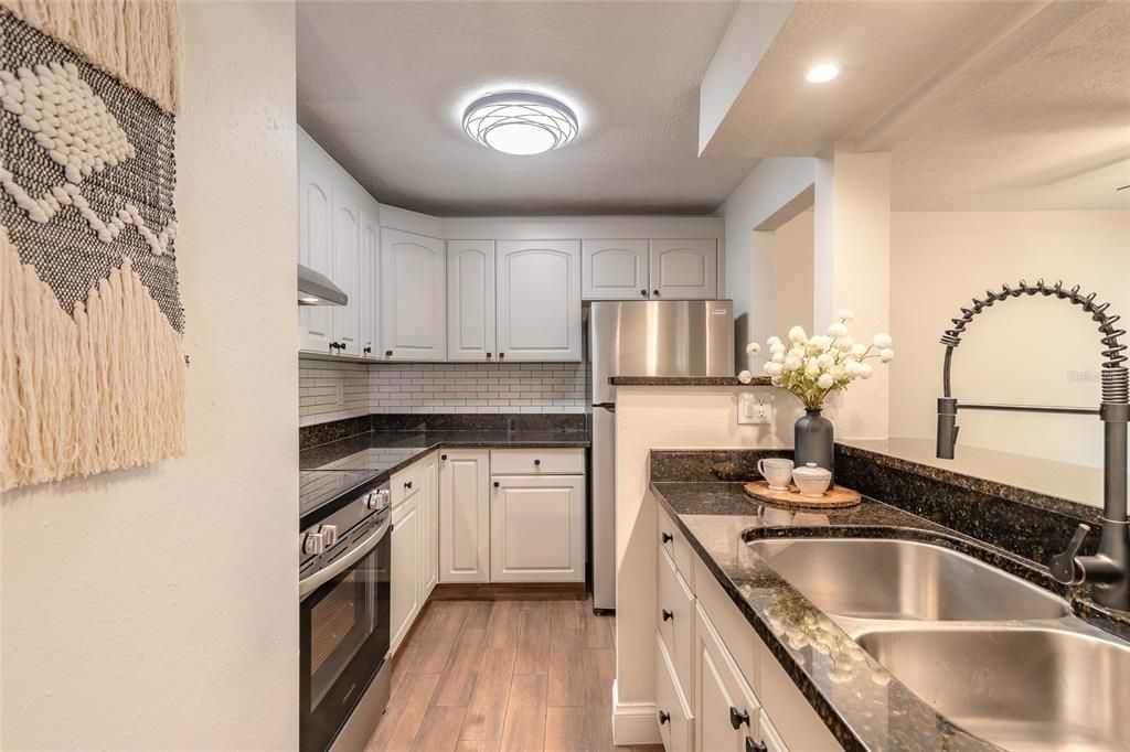 For Sale: $175,000 (2 beds, 2 baths, 897 Square Feet)