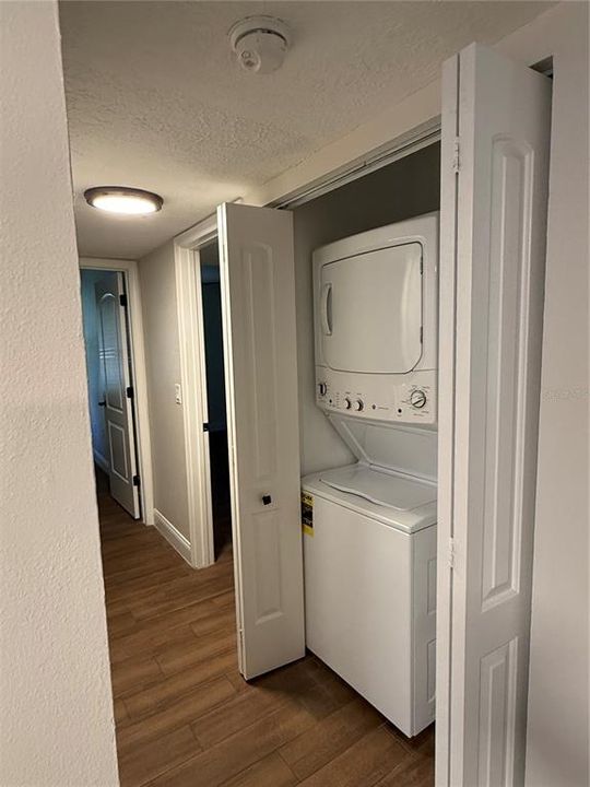For Sale: $175,000 (2 beds, 2 baths, 897 Square Feet)