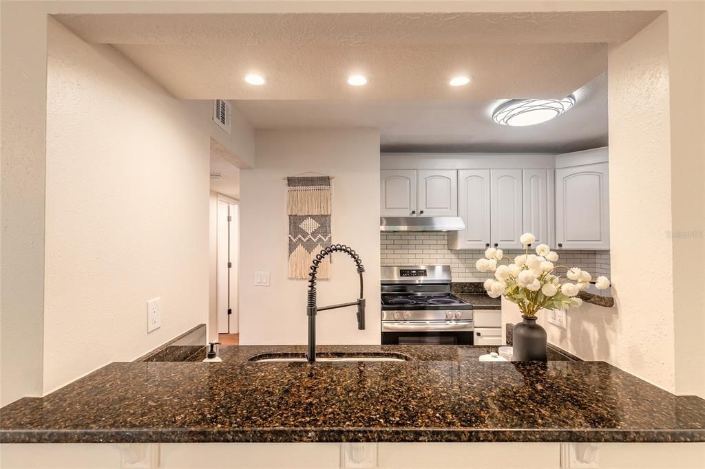 For Sale: $175,000 (2 beds, 2 baths, 897 Square Feet)
