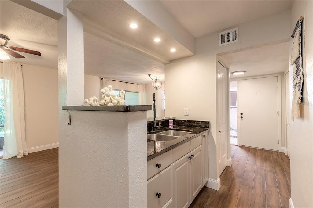 For Sale: $175,000 (2 beds, 2 baths, 897 Square Feet)