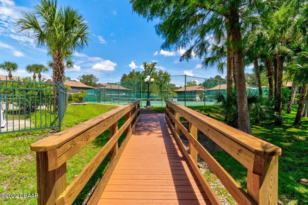 For Sale: $175,000 (2 beds, 2 baths, 897 Square Feet)