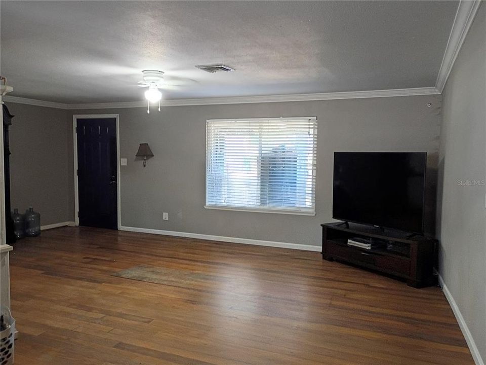 For Sale: $269,900 (5 beds, 3 baths, 1924 Square Feet)