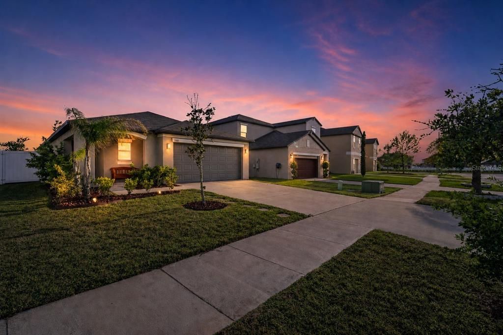 Active With Contract: $315,000 (3 beds, 2 baths, 1451 Square Feet)