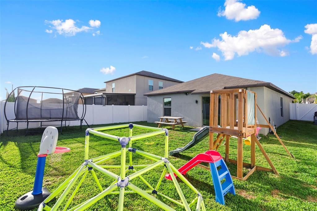 Active With Contract: $315,000 (3 beds, 2 baths, 1451 Square Feet)
