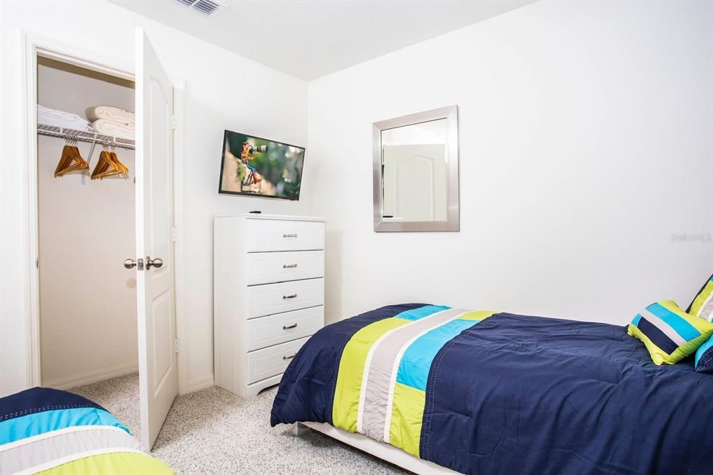 合同活跃: $370,000 (4 贝兹, 3 浴室, 1637 平方英尺)