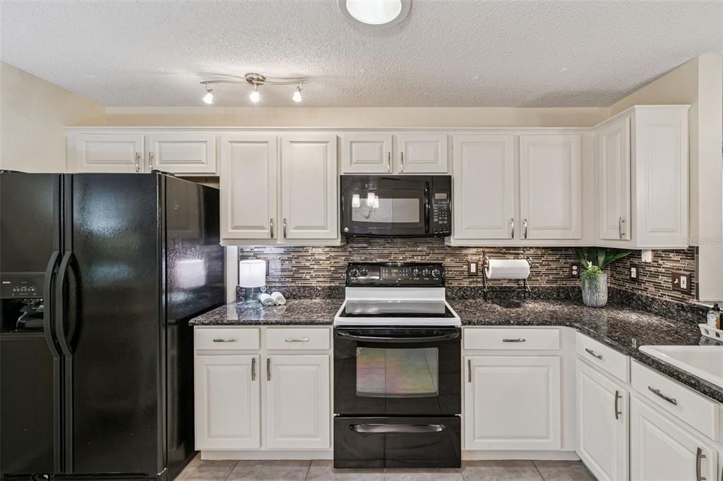 Activo con contrato: $399,900 (3 camas, 2 baños, 1684 Pies cuadrados)