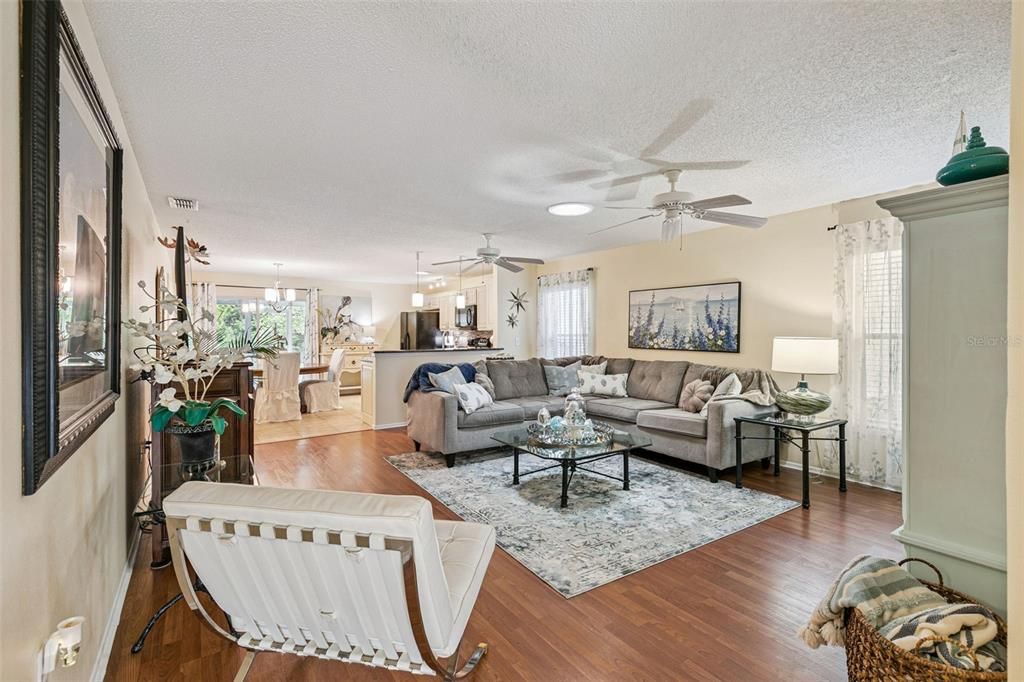 Activo con contrato: $399,900 (3 camas, 2 baños, 1684 Pies cuadrados)