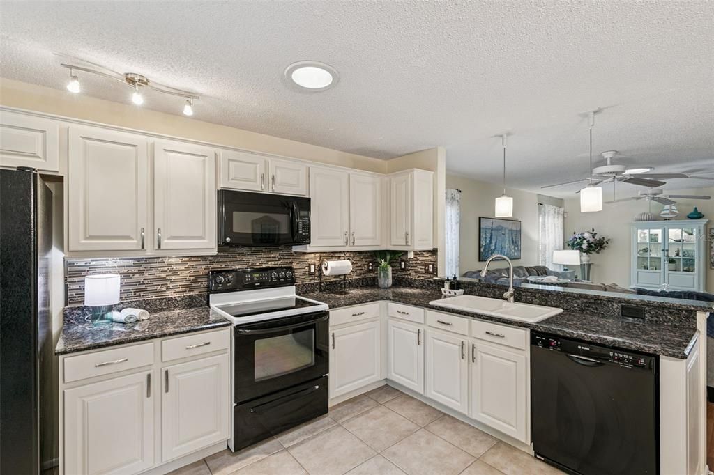 Activo con contrato: $399,900 (3 camas, 2 baños, 1684 Pies cuadrados)
