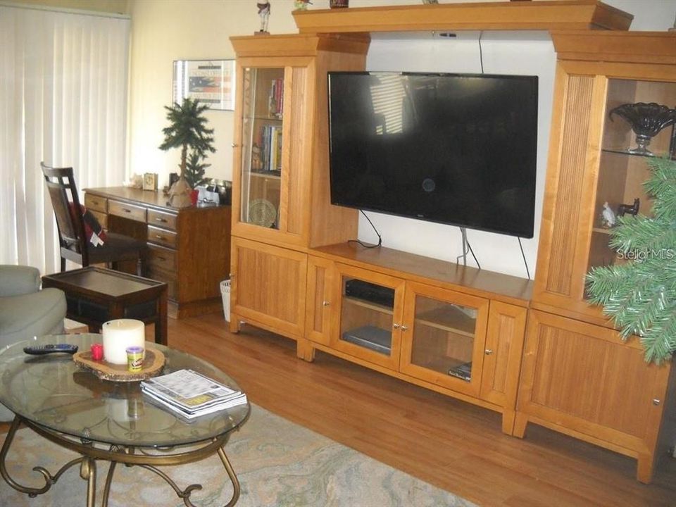 For Sale: $158,000 (1 beds, 1 baths, 768 Square Feet)