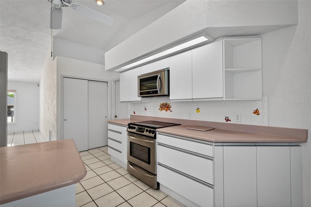 Под контрактом: $499,999 (3 спален, 2 ванн, 1811 Квадратных фут)