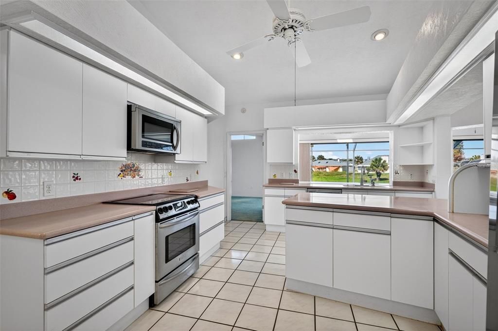 Под контрактом: $499,999 (3 спален, 2 ванн, 1811 Квадратных фут)