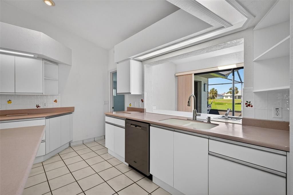 Под контрактом: $499,999 (3 спален, 2 ванн, 1811 Квадратных фут)