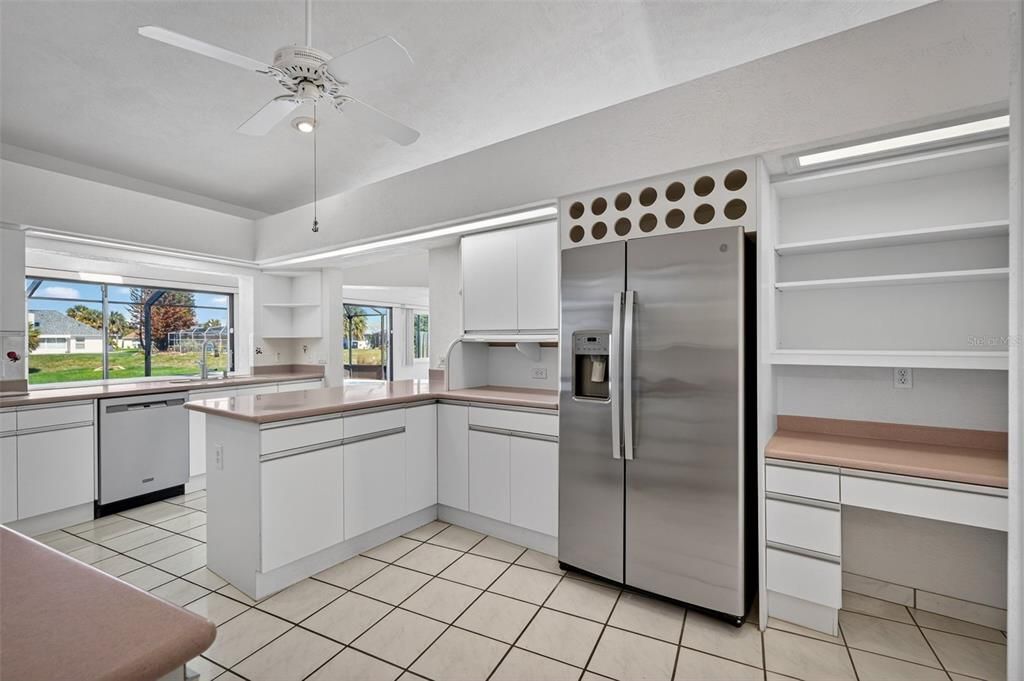 Под контрактом: $499,999 (3 спален, 2 ванн, 1811 Квадратных фут)