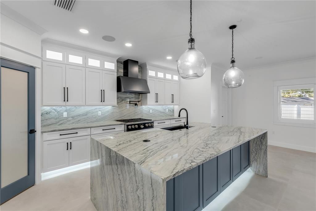 For Sale: $2,095,000 (4 beds, 3 baths, 2431 Square Feet)