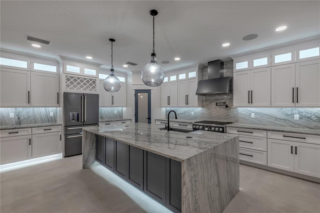 For Sale: $2,095,000 (4 beds, 3 baths, 2431 Square Feet)