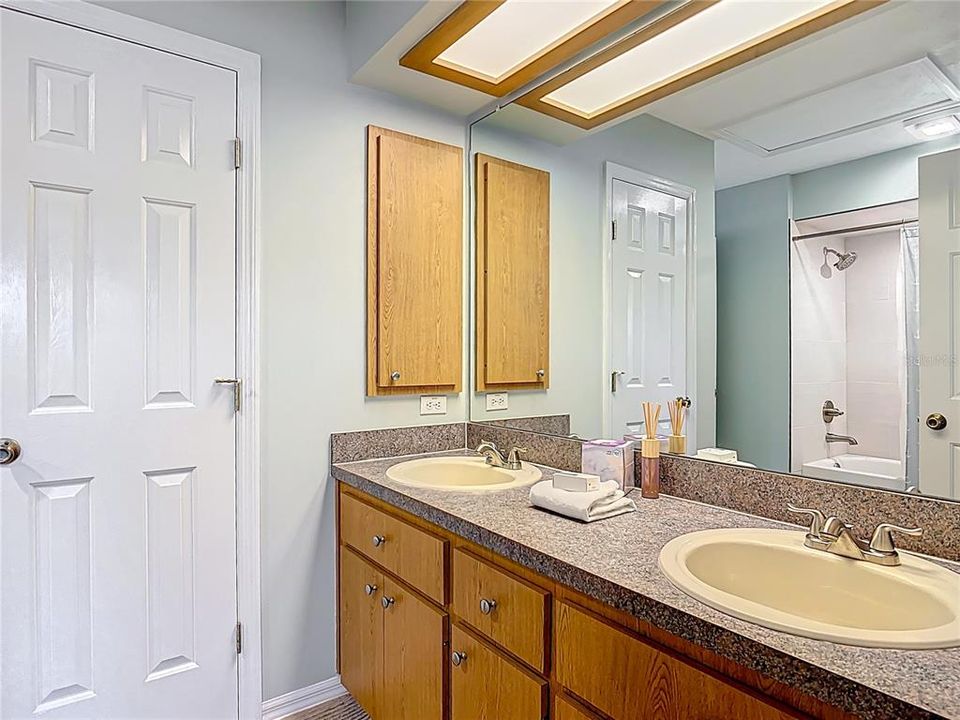 For Sale: $332,900 (2 beds, 2 baths, 1080 Square Feet)