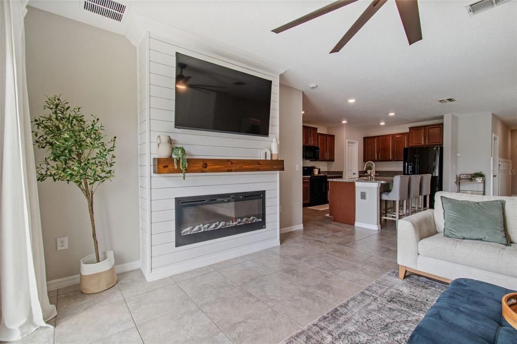 Active With Contract: $427,800 (6 beds, 3 baths, 2614 Square Feet)