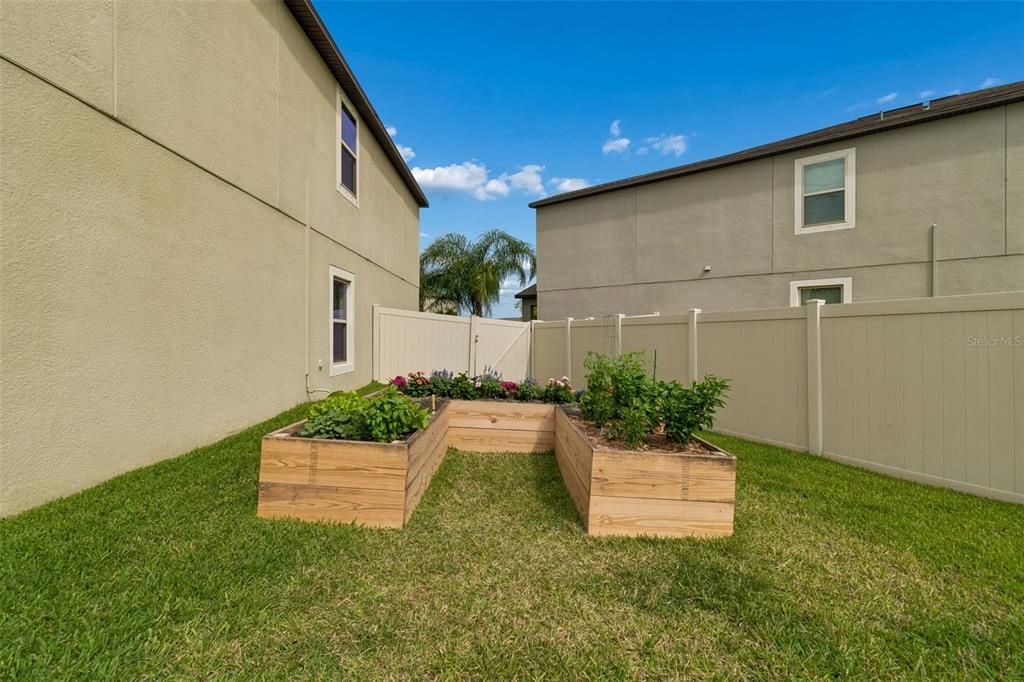 Active With Contract: $427,800 (6 beds, 3 baths, 2614 Square Feet)