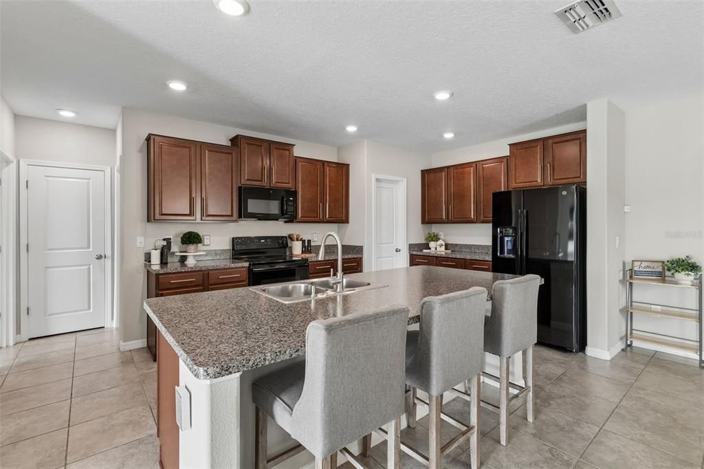 Active With Contract: $427,800 (6 beds, 3 baths, 2614 Square Feet)