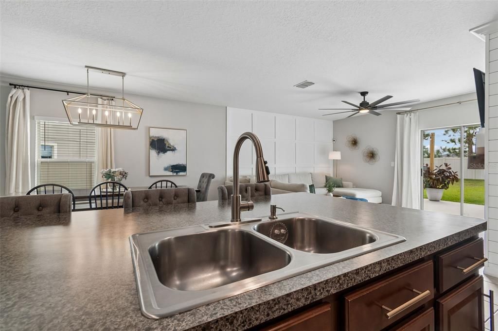 Active With Contract: $427,800 (6 beds, 3 baths, 2614 Square Feet)