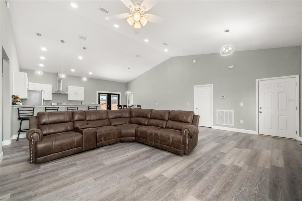 For Sale: $349,900 (3 beds, 2 baths, 1733 Square Feet)