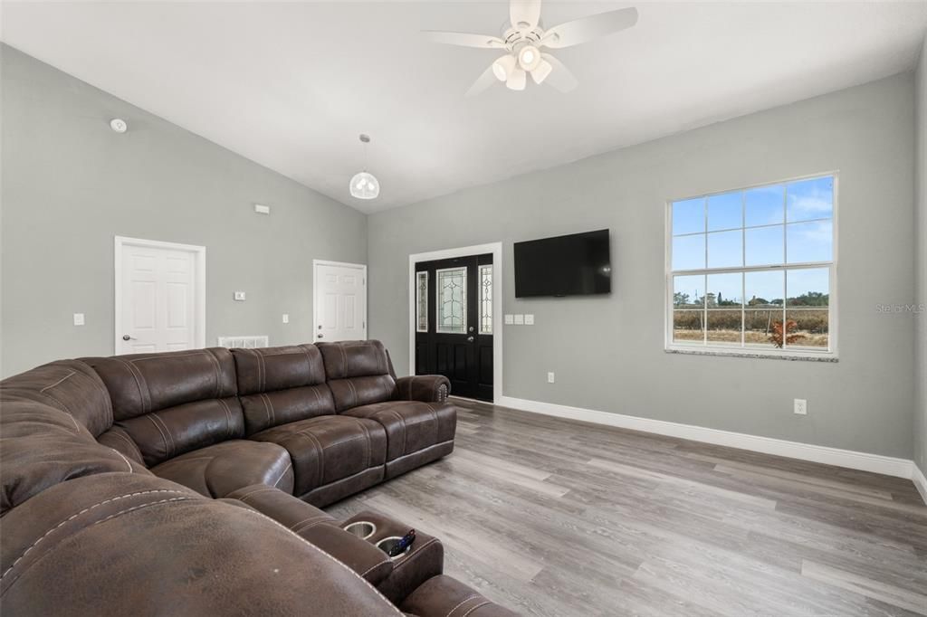For Sale: $349,900 (3 beds, 2 baths, 1733 Square Feet)