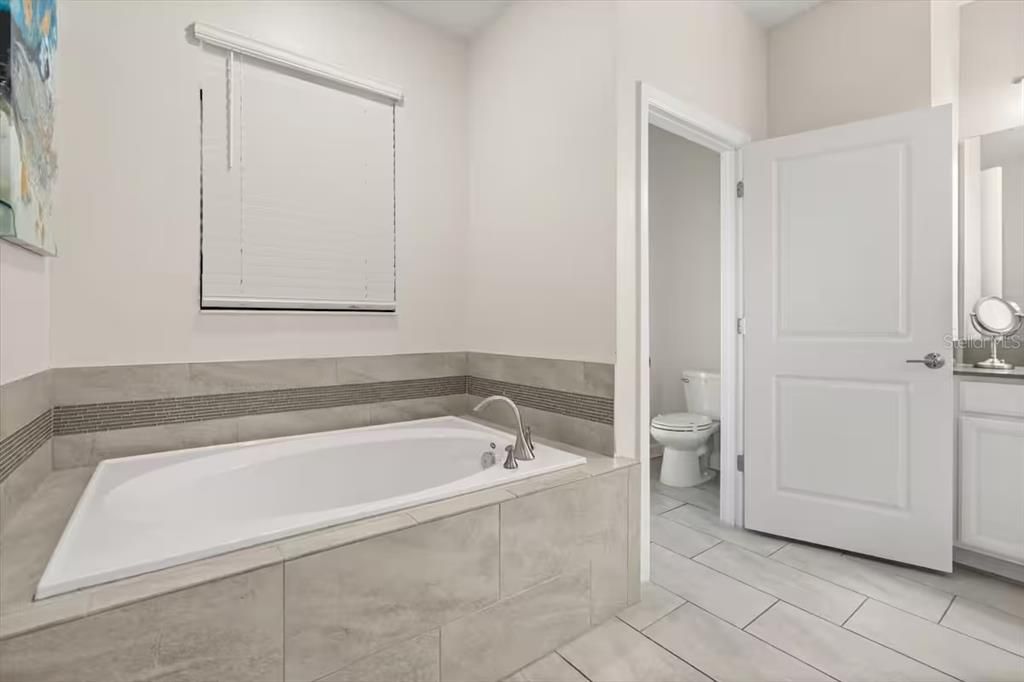 For Sale: $890,000 (9 beds, 5 baths, 3922 Square Feet)