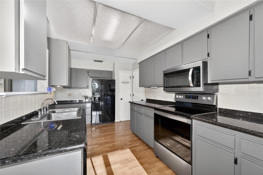 For Sale: $198,999 (2 beds, 2 baths, 1405 Square Feet)