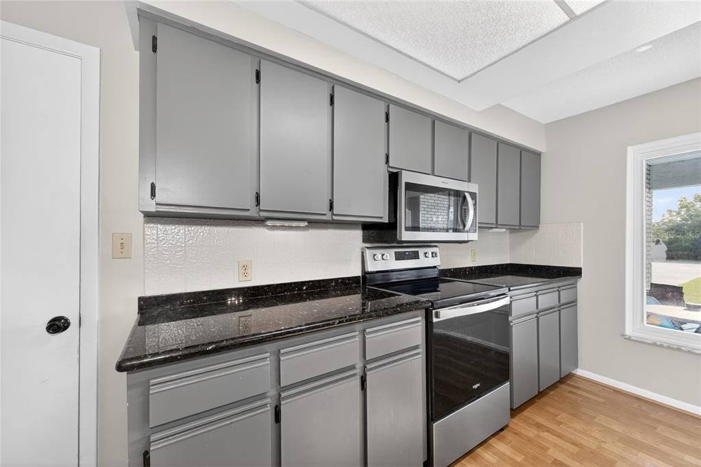 For Sale: $198,999 (2 beds, 2 baths, 1405 Square Feet)