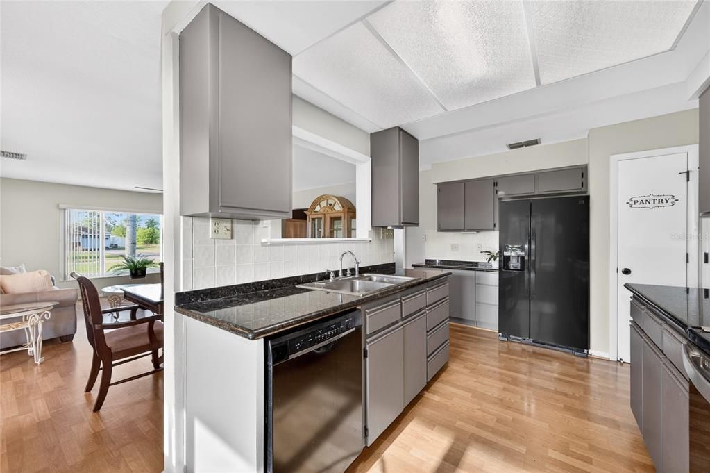 For Sale: $198,999 (2 beds, 2 baths, 1405 Square Feet)