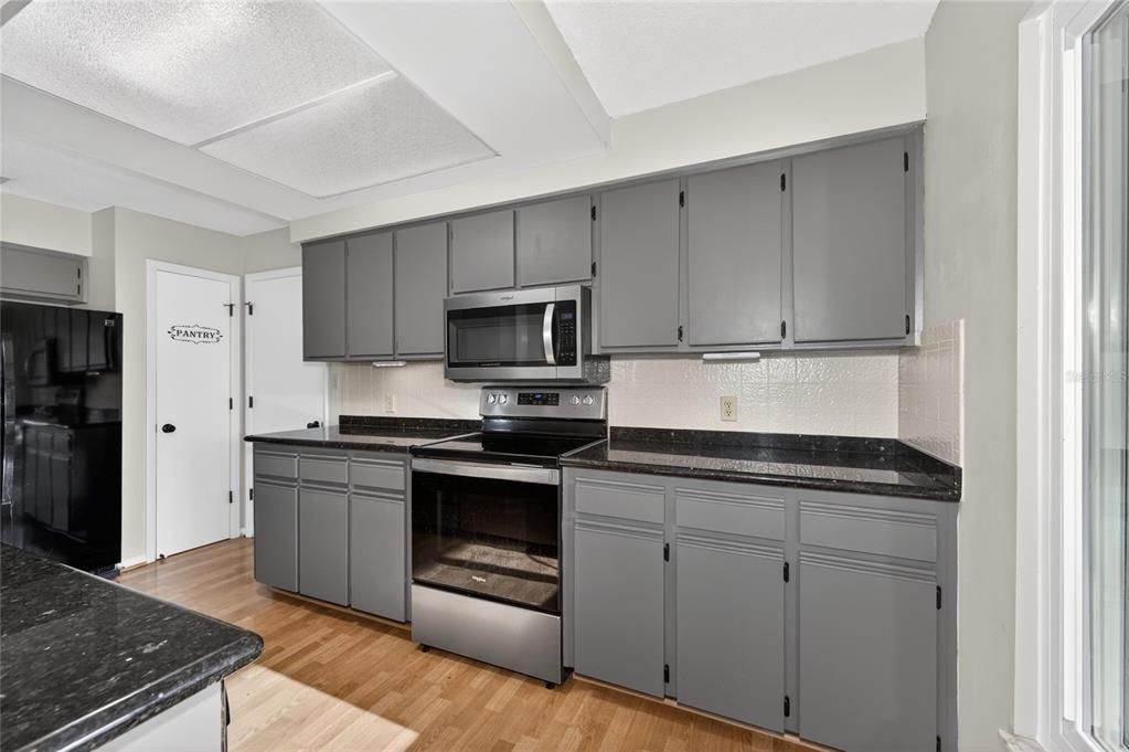 For Sale: $198,999 (2 beds, 2 baths, 1405 Square Feet)