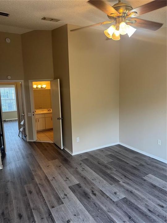 For Sale: $209,999 (2 beds, 1 baths, 1184 Square Feet)