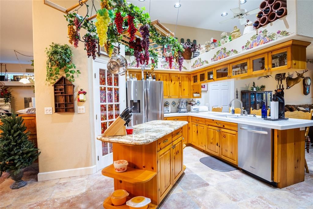 Activo con contrato: $420,000 (3 camas, 2 baños, 2002 Pies cuadrados)