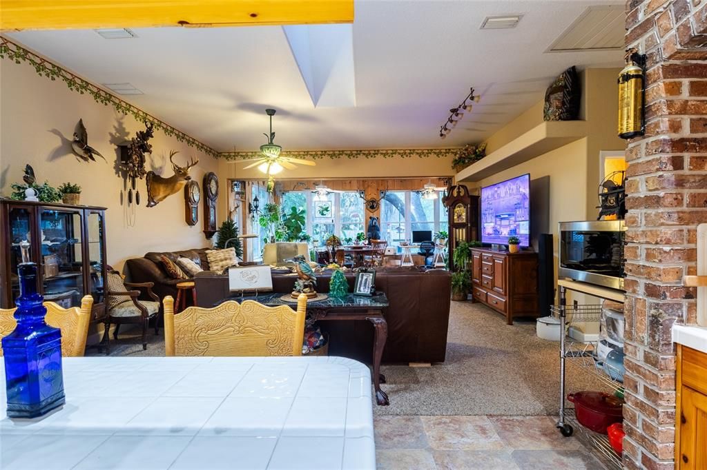 Activo con contrato: $420,000 (3 camas, 2 baños, 2002 Pies cuadrados)