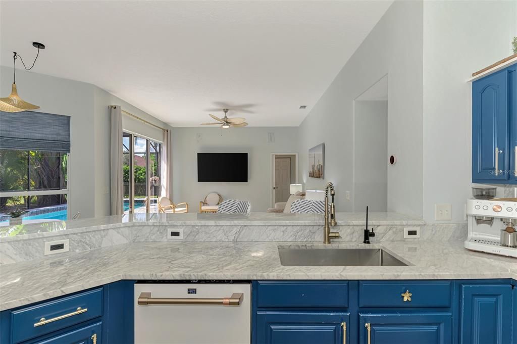 Activo con contrato: $649,000 (4 camas, 3 baños, 2368 Pies cuadrados)