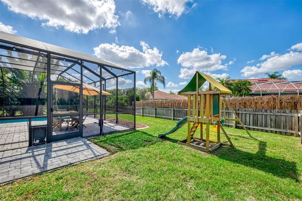 Activo con contrato: $649,000 (4 camas, 3 baños, 2368 Pies cuadrados)