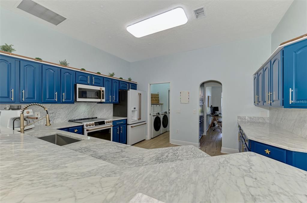 Activo con contrato: $649,000 (4 camas, 3 baños, 2368 Pies cuadrados)