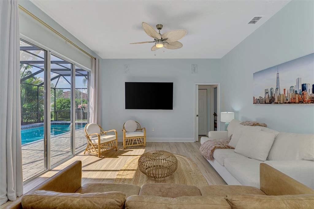 Activo con contrato: $649,000 (4 camas, 3 baños, 2368 Pies cuadrados)