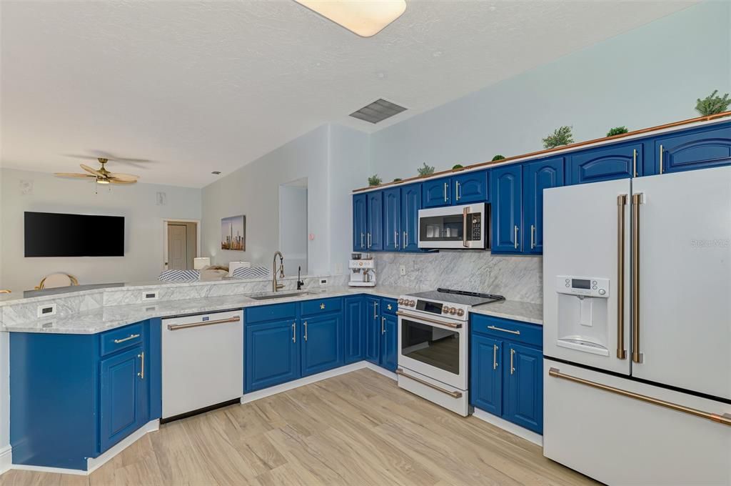 Activo con contrato: $649,000 (4 camas, 3 baños, 2368 Pies cuadrados)